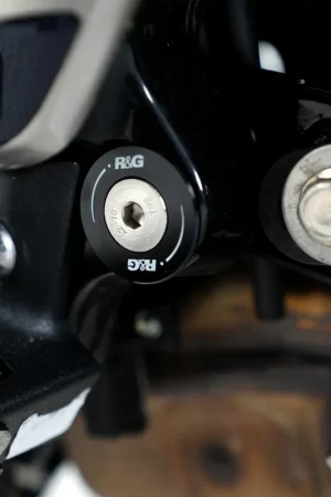 R&G - REAR FOOTREST PLATE (SINGLE LHS) - Protectors - Geschikt voor Triumph Scrambler 400 X en Speed 400 R Modern